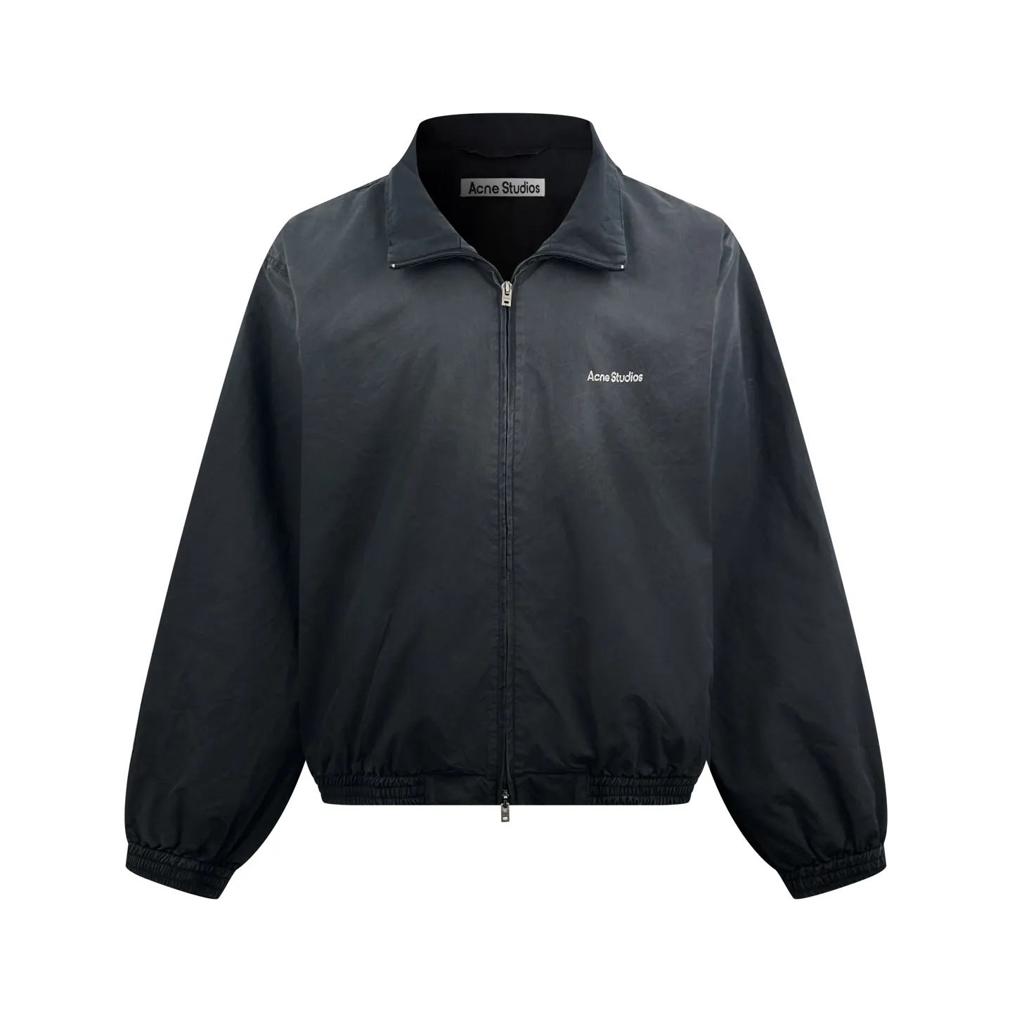 Men's Acnee Studios contrasting logo zipper jacket. Customized dusty henge imperial poplin. Lightweight and crisp. Dry and windproof. Sun-black halo-covered body. Washed mist to soften the deep tones. Interpreting the cool and relaxed luxury unique to Scandinavia. Stand-up collar fully zippered coach jacket. Elasticated cuffs at the hem. Create a relaxed and drop-top short silhouette. Fully lined inside. The upper body is smooth and neat. The Acne Studios print is discreetly engraved on the chest, retaining the brand gene in a restrained and subtle manner. The contrasting Acne Studios Retro emblem is laid out on the back of the garment. One simple and one complex form a clever visual contrast, which reflects the brand's heritage and traces back to the origin of the brand. It uses the Nordic minimalist high-end ready-to-wear language to describe the narrative of relaxed and restrained luxury and elegance. Process 1: Adopt glue printing process. The printing has been revised three times with the film screen. Use glue liquid paint to print the pattern on the fabric. Bake the fabric to fix the printed pattern. Process 2: Gradient distressed spray process. By spraying dyes of different colors on the surface of the fabric, the clothes can show rich color changes under different lights and increase the visual layering. Process 3: Heavy fermentation washing uses a special solution to remove stains and slight fading, and then snowflake washing. Use strong washing to fade the color to make the color more uniform. Process 4: The hem is made in one go using a three-needle waist-drawing machine. The elastic band and the fabric are sewn together in the same process using the special needle position and feeding mechanism of the machine. The three-needle design is more secure and can distribute pressure evenly to ensure that the elastic band and the fabric are tightly fitted. Accessories: Customized 1:1 Acne zipper Customized 1:1 Acne trademark Version: Loose version Size: 42 44 46 48 Style number: 25254